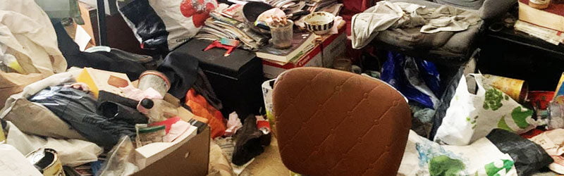 Photo d'une pièce d'une maison jonchée de détritus.