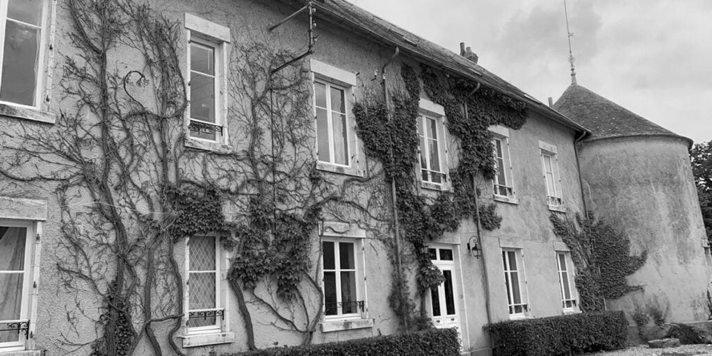 Photo d'extérieur d'un château avec objets et oeuvres d'arts.